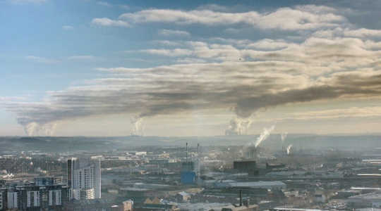 Power station emissions dominate the view from the city of Leeds in West Yorkshire, UK. Image: idb1979 via Flickr