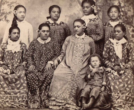 Tahitian girls wearing Mother Hubbard dress, between 1860 and 1879. French National Library