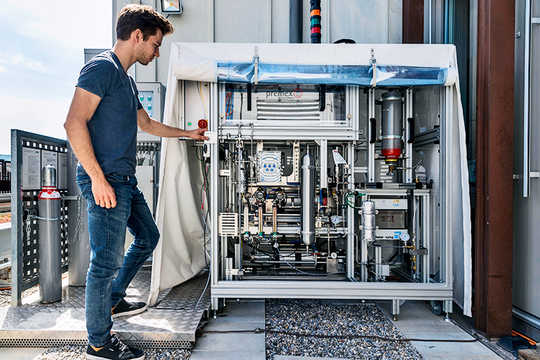 This Solar Refinery Turns Light And Air Into Liquid Fuel