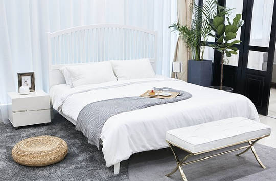 평온함과 단순함의 오아시스로 침실을 구성하는 방법