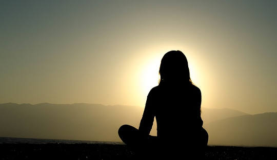 Kultivierung der inneren Stille durch tägliche Meditation