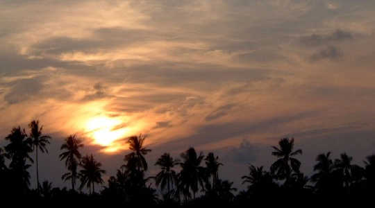 Cloudy sunset in Phuket, Thailand: what clouds do to climate is still unsettled. Image: 29cm via Wikimedia Commons