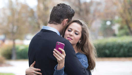 Why Smartphones Could Be Ruining Your Love Life