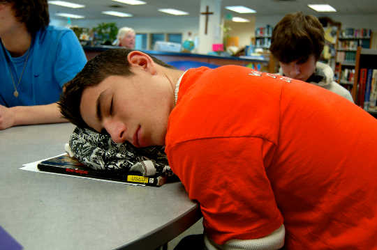 Should Teens Sleep In On School Days?