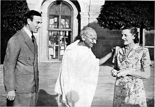 Gandhi with Lord and Lady Mountbatten. (why gandhi is still relevant and can inspire a new form of politics today)
