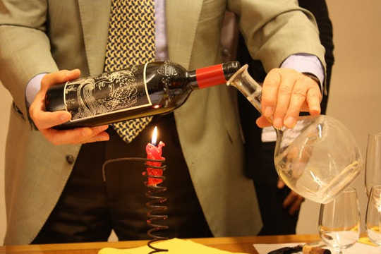Does Warming, Decanting And Swirling Make Wine Taste Better?