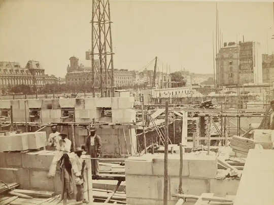 A photograph of a construction site in Paris.