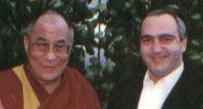Der Dalai Lama (Tenzin Gyatso Ehrwürdige) und Fabien OUAKI