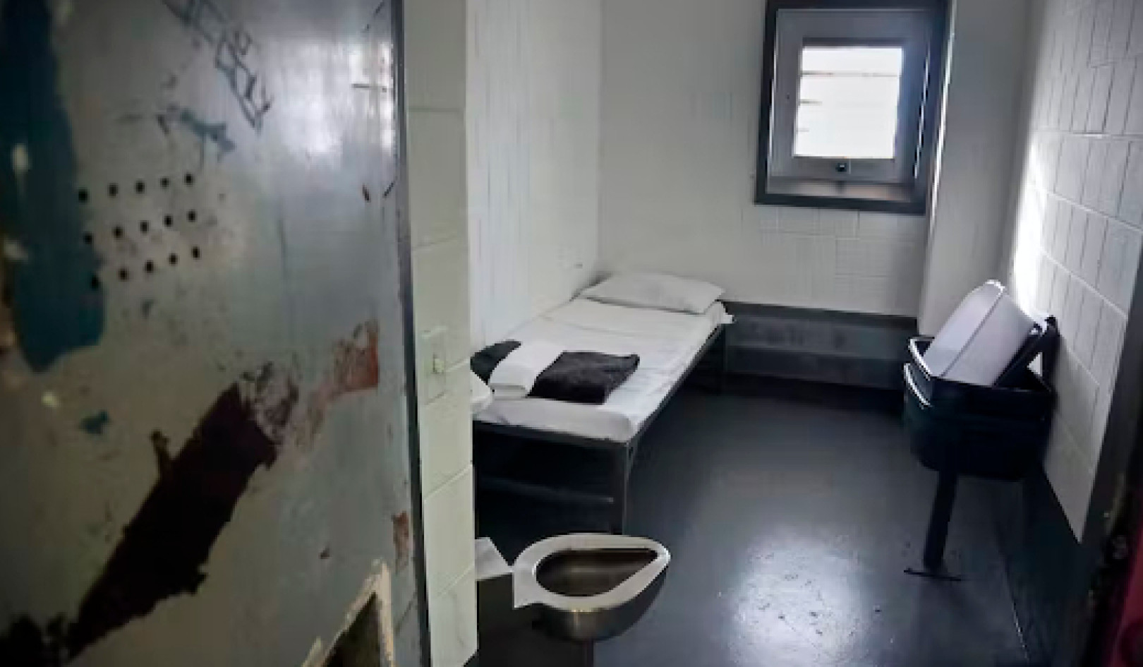 Understanding The Experiences of Solitary Confinement in Prisons