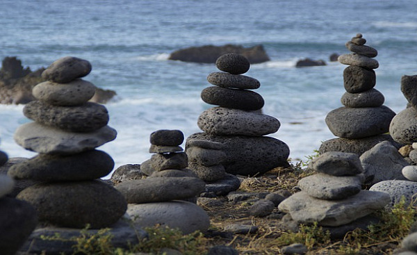 หอคอยหินจำนวนมากหันหน้าไปทางมหาสมุทร
