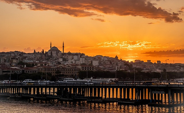 la ciudad de Estambul y el muelle que se adentra en el mar