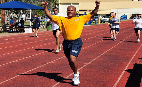 Zwarte atleet die de race wint tijdens een atletiekwedstrijd