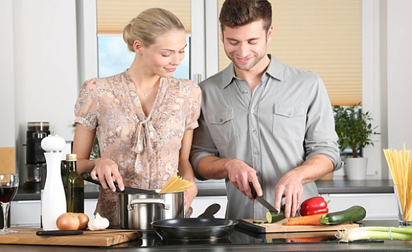 גבר ואישה מכינים אוכל יחד במטבח