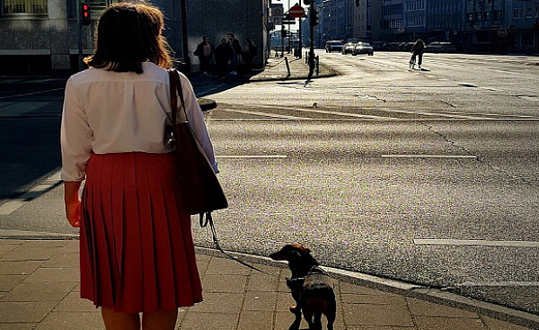 امرأة مع كلب في شارع فارغ في الغالب