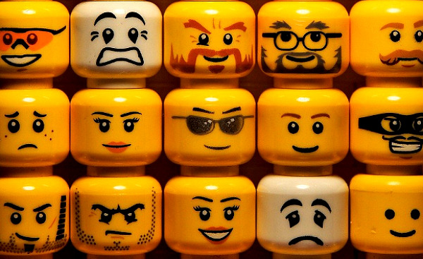 μια ποικιλία από emojis με διαφορετικές εκφράσεις στόματος και προσώπου