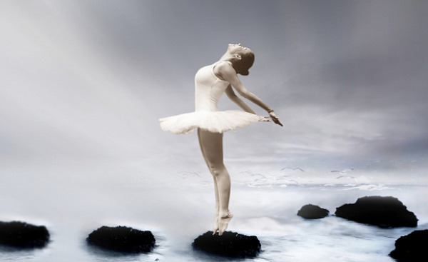 balerina seisoo kivillä vedessä