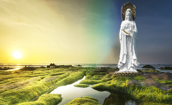 uma estátua de Guanyin, a deusa da compaixão, do lado de fora, nos pântanos