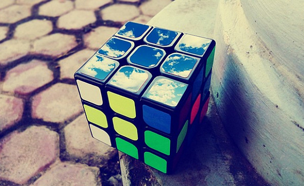 кубик Рубика с художественными рисунками сверху